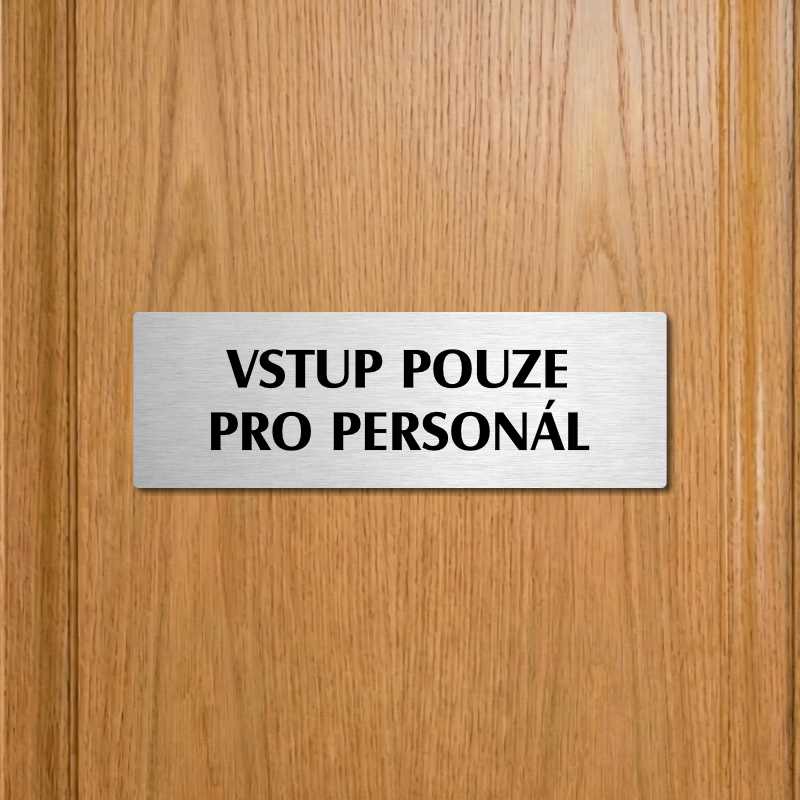 Vstup pouze pro personál, 200x66mm, zlatá popiska 